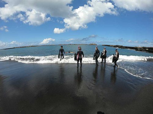 少し波立つ砂浜で