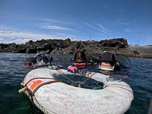 浮き輪に掴まり色々練習していって