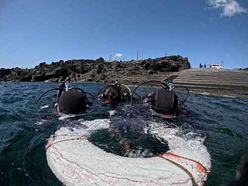 浮き輪に掴まり色々練習していって