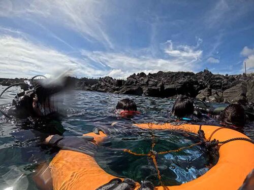 浮き輪に掴まり時間もかけつつ海に慣れ