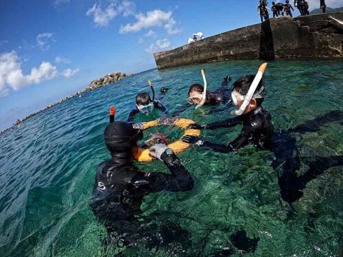 浮き輪に掴まりササっと海に慣れて頂き