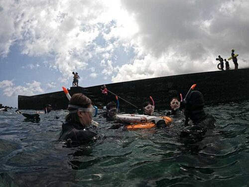 浮き輪に掴まり海に慣れて頂いて