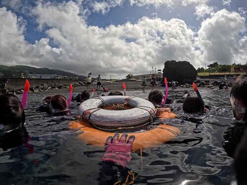 浮き輪に掴まり海に慣れて頂いて