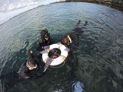 浮き輪に掴まりゆっくり海に慣れていき