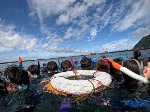 手前の浅場で浮き輪に掴まり海に慣れて頂いて