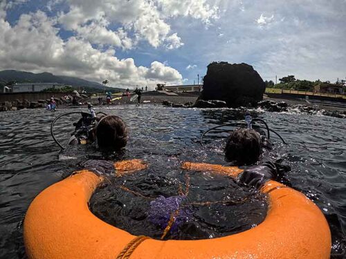 浮き輪に掴まり色々練習していって