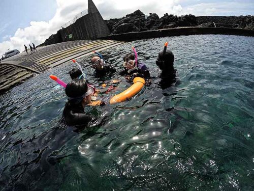 浮き輪に掴まりゆっくり海に慣れていき