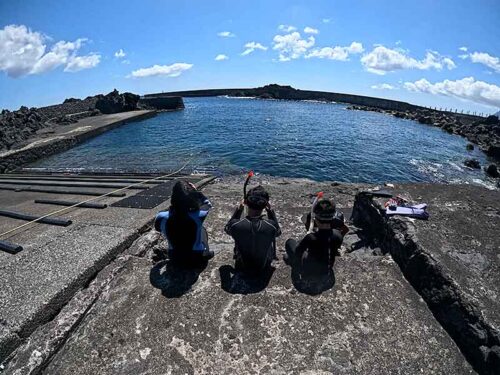 少しうねりあるが概ね落ち着く八重根の海へ行きまして