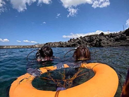 浮き輪に掴まり色々練習していって