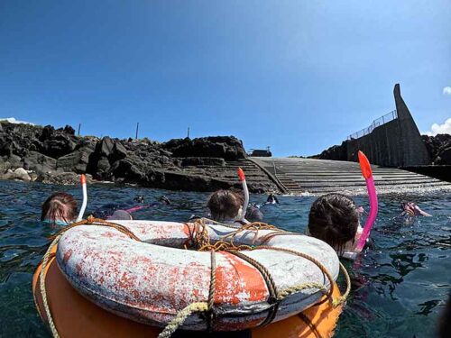 浮き輪に掴まり海に慣れて頂いて