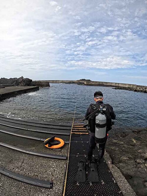 時折強めなうねりは入るが八重根の海へ行きまして