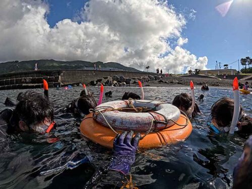 浮き輪に掴まり海に慣れて頂いて