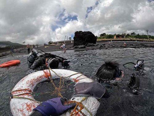 浮き輪に掴まりゆっくり海に慣れていき