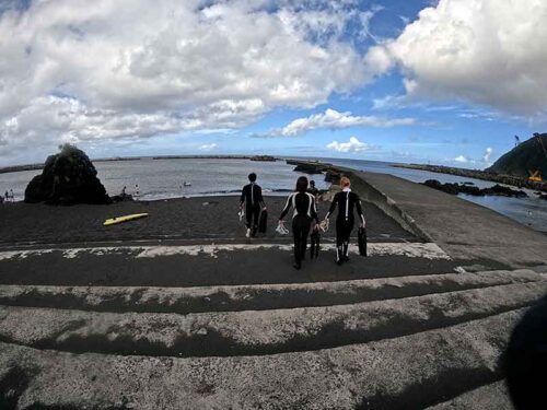 少しうねりはあるが底土の海へ行きまして