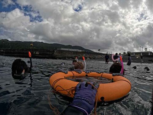 浮き輪に掴まり手前の浅場で海に慣れ