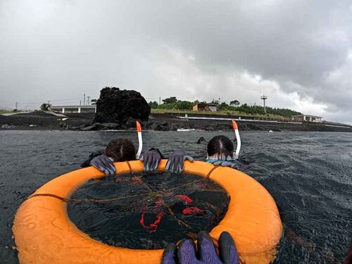 浮き輪に掴まり色々練習していって