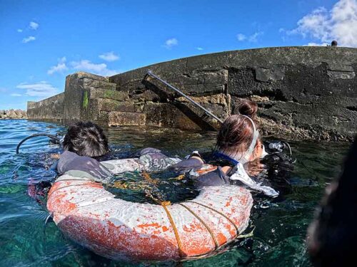 浮き輪に掴まりササっと海に慣れていき