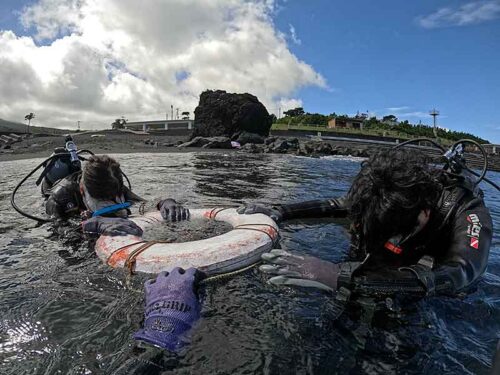 浮き輪に掴まり色々練習して行って