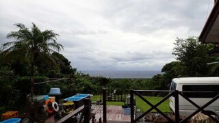 時折雨足強まってグズついた空模様となっていた9/27の八丈島