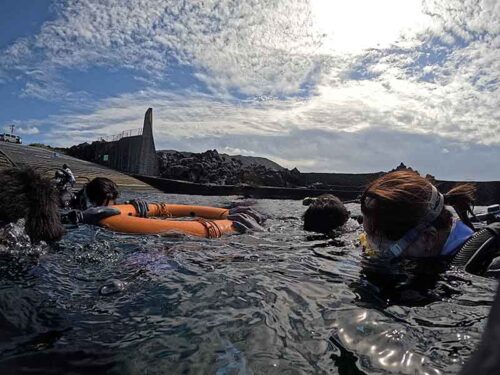 浮き輪に掴まり海に慣れ