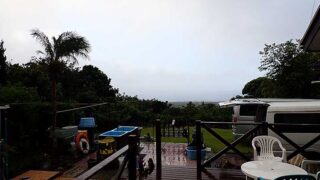 青空見えるが雲は広がり時折雨もパラついてきていた10/22の八丈島