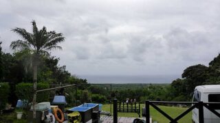 風は強まり一時雨も強まっていた5/2の八丈島