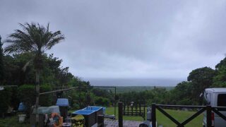 雲は広がり雨は降ったり止んだりだった5/17の八丈島