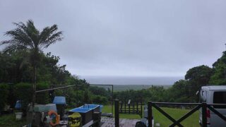 風は強めで湿気っぽい天気となっていた5/18の八丈島
