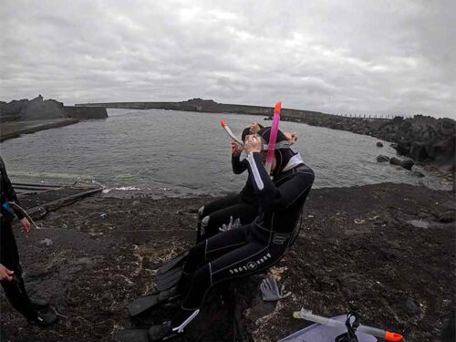 少しうねりはあるが水面穏やかな八重根の海へ行きまして