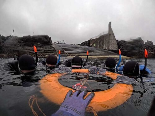 浮き輪に掴まり海に慣れて頂いて