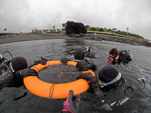 浮き輪に掴まり色々練習していって