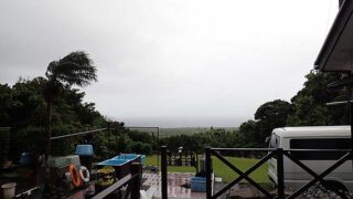強めな風が吹き続きグズつく天気で寒くもなっていた5/30の八丈島