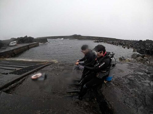 少しうねりはあるが八重根の海へ行きまして