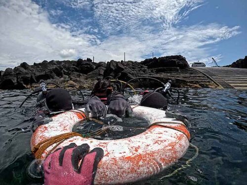 浮き輪に掴まり色々練習して行って