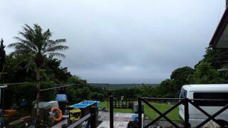 雲は広がり蒸し暑くなっていた6/16の八丈島