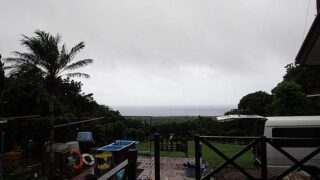 雲は広がり湿気っぽい天気となっていた6/27の八丈島