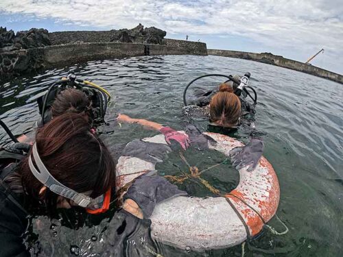 浮き輪に掴まり呼吸に慣れてい行きまして