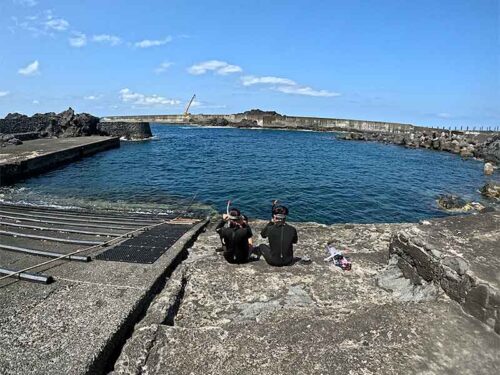 時折うねりはあるが八重根の海へ行きまして
