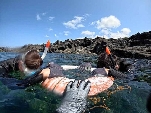 浮き輪に掴まり海に慣れ
