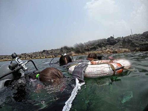 浮き輪に掴まり色々練習して行って