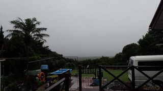 雲は広がり早めのうちは雨もしっかり降ってきていた7/15の八丈島