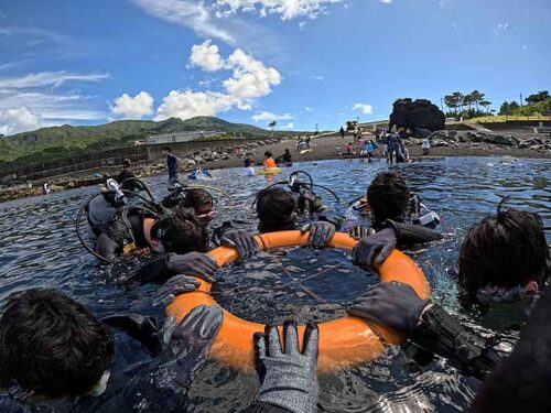 手前の浅いところで浮き輪に掴まり練習していき