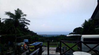 青空広がるが朝夕は霧がかっていた8/4の八丈島