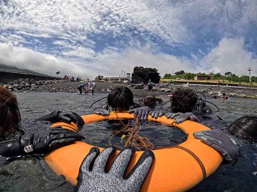 浮き輪に掴まりながらゆっくり海に慣れて頂き