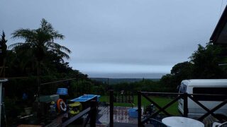 朝は雨が降ってはいたが日中は青空見られていた8/8の八丈島