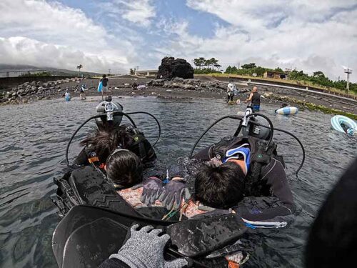 手前の浅場でゆっくり海に慣れていき