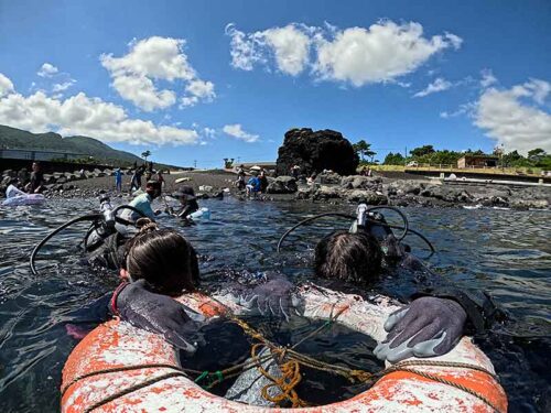 手前の浅場で浮き輪に掴まり海に慣れ
