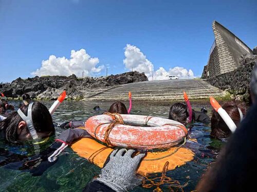 浮き輪に掴まり海に慣れて頂いて