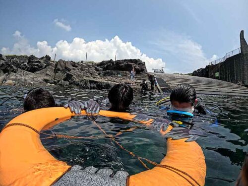 浮き輪に掴まりながら色々練習していって