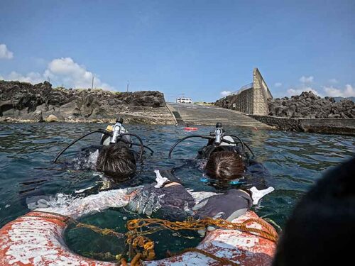 浮き輪に掴まりながらゆっくり海に慣れて頂き
